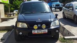 Водитель «Хонды» заблокировал тротуар. Фото