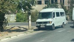 На Медерова-Абая бусик припарковали на пешеходе. Фото