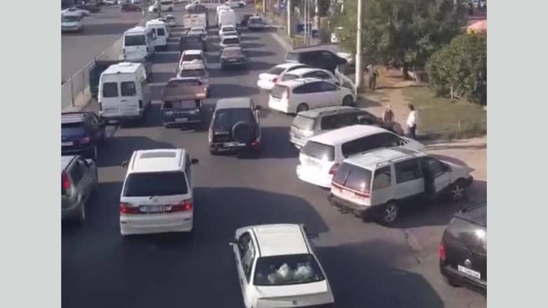 На Аламединском рынке проезжую часть дороги превратили в парковку, – горожанин. Видео