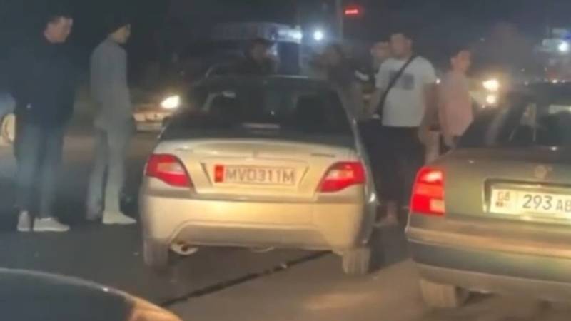В жилмассиве Энесай произошло ДТП с участием машины МВД. Видео с места аварии