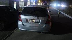 «Фит» припаркован на тротуаре на Каралаева. Фото «Фит» припаркован на тротуаре на Каралаева. Фото