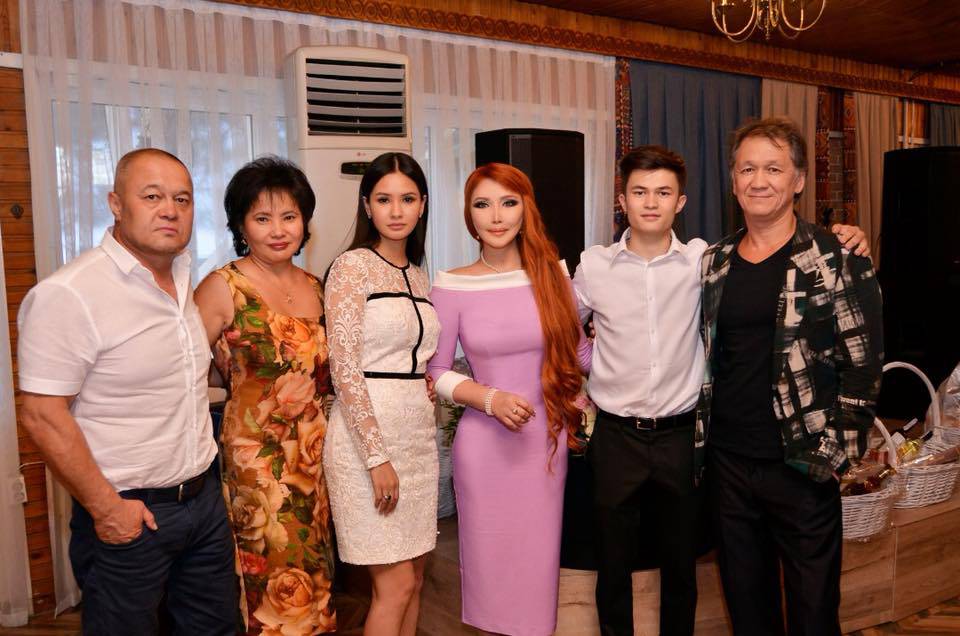 Де Нироның порно пародиясы Қызы әкесін порно арқылы қуантады