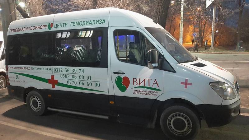 «Спринтер» центра гемодиализа «Вита» припаркован на велодорожке на Советской. Фото
