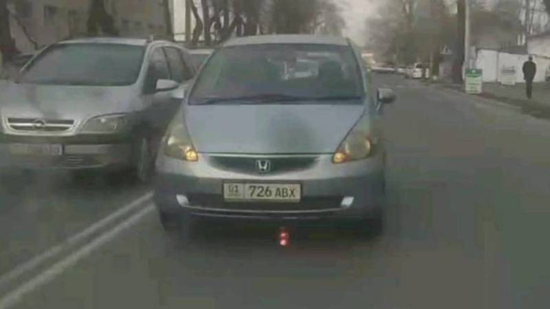 На Гагарина «Фит» выехал на встречку и заблокировал другое авто. Видео