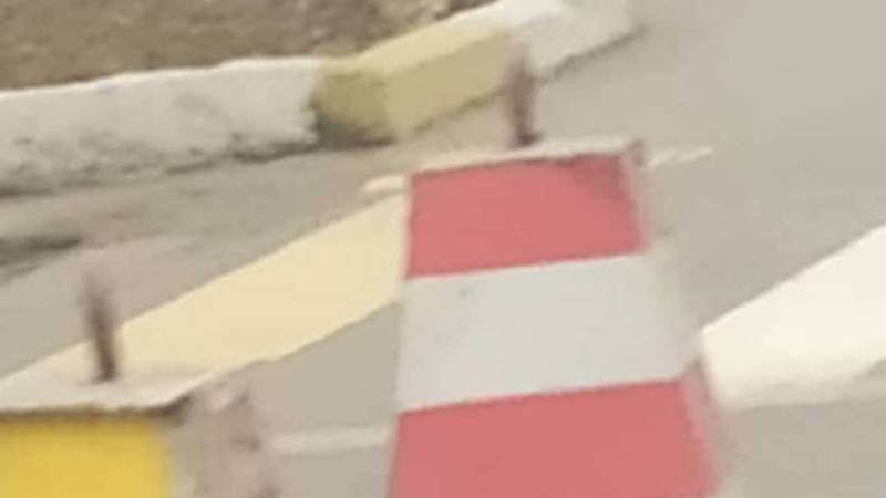 Зачем на проезжей части на Токтогула установили два бетонных блока? Фото горожанки