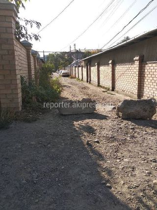 Жители блокируют проезд между улицами Минина и Пожарского в Бишкеке