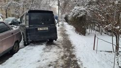 «Хонда» со штрафами в 4000 сомов заехала на тротуар. Фото