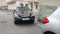 Lexus RX 350, у которого штрафы в 4000 сомов, припаркован на тротуаре по Айтматова. Фото