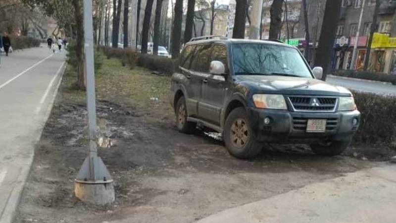 «Паджеро» припаркован на газоне на Манаса. Фото