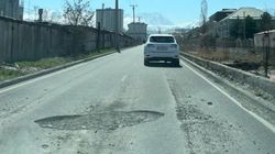 Водитель жалуется на ямы по улице Мавлянова. Фото