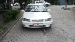 Таксист на «Камри» припарковался на тротуаре. Фото