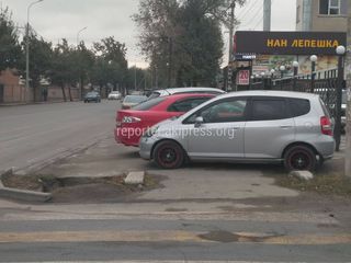 Отрезок тротуара на улице Гагарина заняли машины (фото)