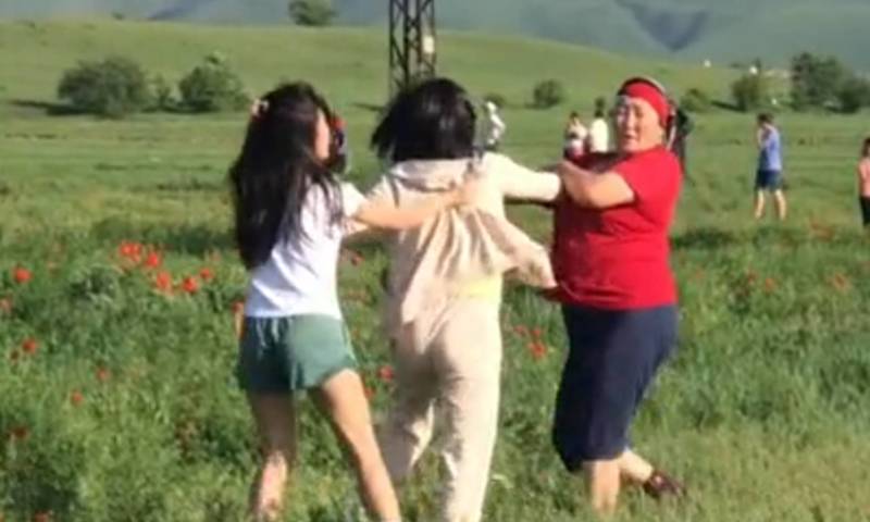 Видео — Драка на маковом поле, фермеры возмущены