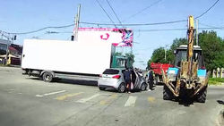 На Гагарина столкнулись грузовик и легковушка. Видео с места аварии На Гагарина столкнулись грузовик и легковушка. Видео с места аварии