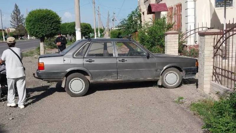 В Балыкчы «Ауди 80» припарковали поперек тротуара. Фото