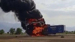 На трассе Бишкек–Ош сгорел прицеп фуры с шинами. Видео