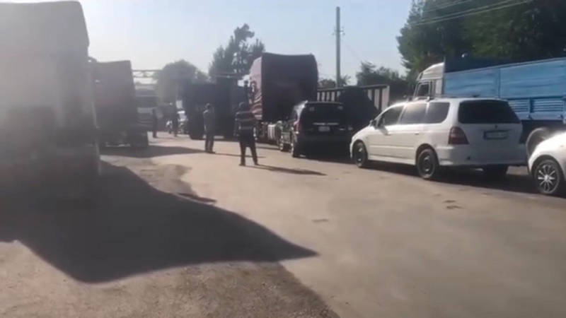 «Беспредел». На границе с Казахстаном фуры проезжают по встречке. Видео