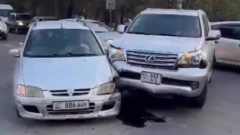 На Алматинке LEXUS GX 460 врезался в «Мицубиси». Видео с места аварии