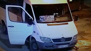 Водитель маршрутки заехал на пешеходную дорожку. Городские службы рассмотрят нарушение