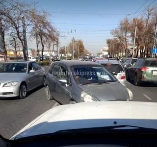 «Фит» проехал через двойную сплошную на проспекте Айтматова. Фото