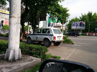 30 апреля этот служебный автомобиль припарковался на тротуаре.