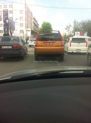 «Законно ли ездить с круговой тонировкой на дипномерах? «Хонда CRV» в Оше. Это вопрос ко всем консульствам на юге», - прислал читатель 27 апреля.