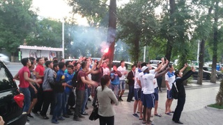 Фанаты сборной Кыргызстана по футболу пришли поддержать команду накануне игры с Австралией <b><i>(фото, видео)</i></b> Фанаты сборной Кыргызстана по футболу пришли поддержать команду накануне игры с Австралией <b><i>(фото, видео)</i></b>