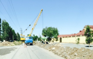 По ул. Абдрахманова у резиденции посла России идет прокладка коммуникаций, рабочие занимают дорогу общего пользования, - читатель <b><i>(фото)</i></b> По ул. Абдрахманова у резиденции посла России идет прокладка коммуникаций, рабочие занимают дорогу общего пользования, - читатель <b><i>(фото)</i></b>