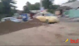 На ул. Махатмы Ганди водителям частных авто и общественного транспорта безразлично, что ремонт дороги уже начался, на участке творится хаос, - читатель <b><i>(видео)</i></b>