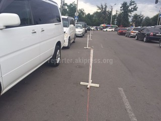 Возле Ошского рынка на улице Московская таксисты самовольно установили стоянку, - читатель <b><i>(фото)</i></b>