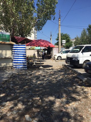 По ул. Ахунбаева после прокладки кабелей не отремонтировали тротуар, - читатель <b><i>(фото)</i></b>