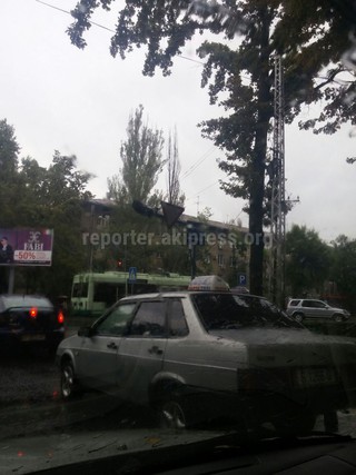 На перекрестке ул. Московская и бульвара Эркиндик провода валяются на земле и повис светофор, - читатель <b><i>(фото)</i></b>