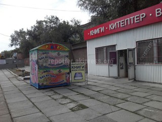 Читатель интересуется, законно ли перекрыт проход с западной стороны ЦУМа <b>(фото)</b>