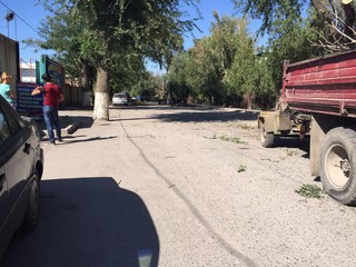 Соответствующие службы по улице Ала-Арчинской приводят в порядок дорогу к похоронам Т.Усубалиева, - читатель <i>(фото)</i>