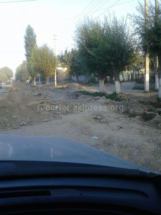 Дорогу по улице Абдыкадырова в Оше перекопали больше месяца назад для того, чтобы проложить трубы и оставили, - читатель <b><i>(фото)</i></b>