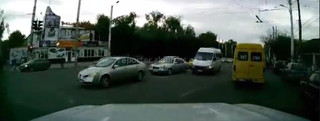 Водитель маршрутки, рискуя жизнью пассажиров, поворачивал со встречной полосы, - читатель <i>(видео)</i>
