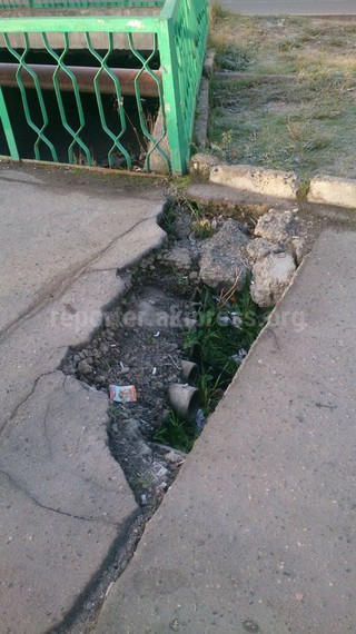 Мост в 6 мкр разваливается, - горожанин <b><i>(фото)</i></b>