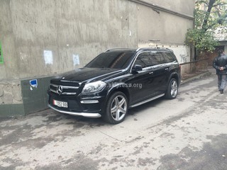 Читатель сообщает: «На перекрестке улиц Шевченко-Московская стоял затонированный и неправильно припаркованный автомобиль».