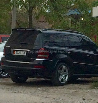 «Все машины с тонировкой в центре Бишкека. Почему ДПС Бишкека не реагирует? Почему инспекторы ДПС закрывают глаза и не проверяют таких нарушителей?», - пишет читатель.
