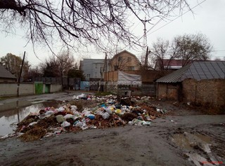Мусорные баки, оставленные на проезжую часть в 7 мкр, возвращены на контейнерные площадки, - «Тазалык»