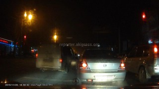 Автомашина ДПС нарушила ПДД КР, проехав перекресток на красный сигнал светофора, - автолюбитель (фото, видео)