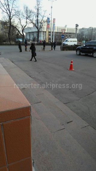 Зачем депутаты Бишкекского горкенеша в ходе сессии оцепляют заезды к мэрии? - читатель <b><i>(фото)</i></b>