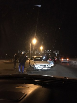 В жилмассиве Кара-Жыгач ночью произошло ДТП, - читатель <b><i>(фото)</i></b>