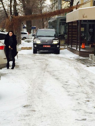 Водитель дипломатического ведомства перекрыл машиной тротуар по улице Московская, - читатель (фото)