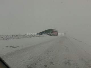 На перевале Отмок туман, грузовики съезжают с автодороги, - читатель <b><i>(фото)</i></b>