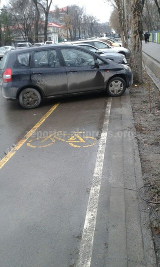 На участке улицы Токтогула владельцы автомашин паркуют свои авто на велодорожке, - читатель (фото)