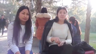 В Интернете обсуждают <b>видео</b>, где девушки в парке «грызут» семечки и считают, что за ними должны убираться дворники