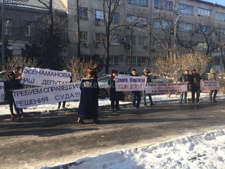 Перед зданием Верховного суда собралась группа людей, - читатель <b><i>(фото, видео)</i></b> Перед зданием Верховного суда собралась группа людей, - читатель <b><i>(фото, видео)</i></b>