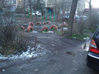 На каком основании жители 5 мкр самовольно ставят цепи на дороге общего пользования для парковки, - читатель (фото)