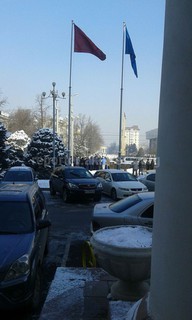 Возле здания мэрии Бишкека собралась группа ребят (фото)